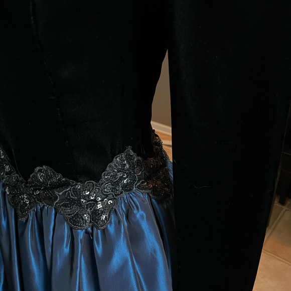 Gorgeous Midnight Blue & Black Vintage 80’s 90’s Prom Dress in good condition! - Picture 7 of 15